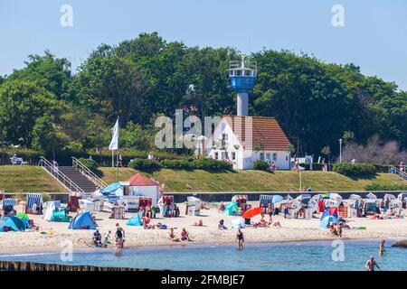 Strandpromenade mit Ostseegrenzturm, ehemaliger Wachturm der Küstengrenzbrigade der Grenztruppen der DDR, Kühlungsborn, Mecklenburg-Vorpommern, Deutschland, Europa Stockfoto