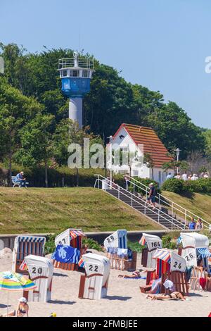 Strandpromenade mit Ostseegrenzturm, ehemaliger Wachturm der Küstengrenzbrigade der Grenztruppen der DDR, Kühlungsborn, Mecklenburg-Vorpommern, Deutschland, Europa Stockfoto