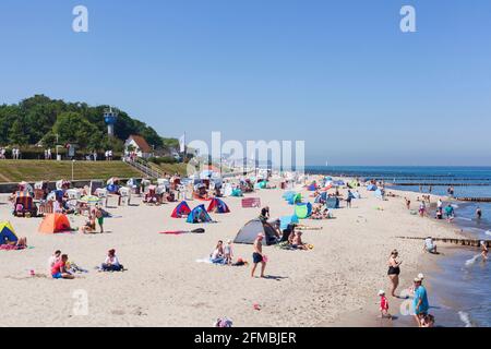 Strandpromenade mit Ostseegrenzturm, ehemaliger Wachturm der Küstengrenzbrigade der Grenztruppen der DDR, Kühlungsborn, Mecklenburg-Vorpommern, Deutschland, Europa Stockfoto