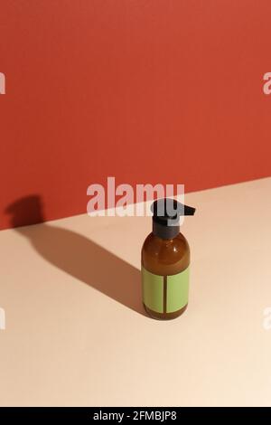 Beauty natürliche Hautpflegeprodukte Entwicklungskonzept. Dermatologe kosmetische Hautpflegeflasche mit Pumpspender und Bio-Inhaltsstoff auf neutral Stockfoto