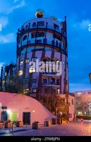 Deutschland, Sachsen-Anhalt, Magdeburg, Hundertwasserhaus Grüne Zitadelle, das letzte große Bauprojekt des österreichischen Künstlers Friedensreich Hundertwasser. Stockfoto