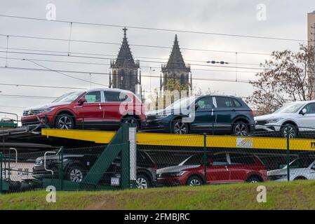 Deutschland, Sachsen-Anhalt, Magdeburg, ein Güterzug mit Neuwagen fährt in den Hauptbahnhof. Stockfoto