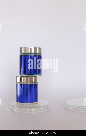 Rundglas aus Aluminium für Kosmetika. Metallische Kosmetikflaschen. Leerer Werbecontainer mit Kopierfläche im Modell. Stockfoto