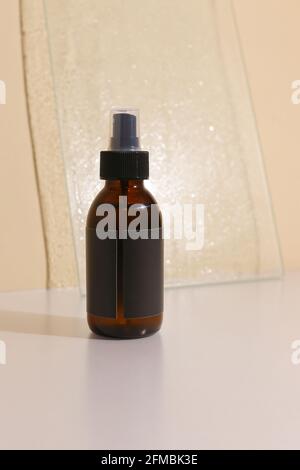 Beauty natürliche Hautpflegeprodukte Entwicklungskonzept. Dermatologe kosmetische Hautpflegeflasche mit Pumpspender und Bio-Inhaltsstoff auf neutral Stockfoto