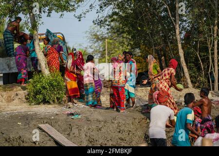 Khulna, Bangladesch. April 2021. Arbeiter, die Wassermelonen auf ein Frachtschiff in Dacope verladen.7,512 Hektar Land wurden in diesem Jahr unter Wassermelonenanbau gebracht, nachdem die Bauern in Khulna, insbesondere die sandigen Küstengebiete, ermutigt wurden durch die Ergebnisse des vergangenen Jahres, die mehr Gewinn brachten als andere traditionelle Kulturen. Kredit: Zabed Hasnain Chowdhury/SOPA Images/ZUMA Wire/Alamy Live Nachrichten Stockfoto