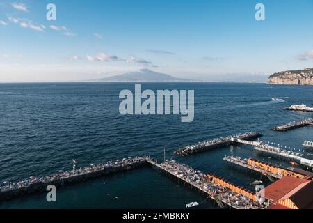 Sorrento, Kampanien, Italien - 26 2020. August: Leonellis Beach Solarium und die Bucht von Neapel mit dem Vesuv und dem Tyrrhenischen Meer Stockfoto