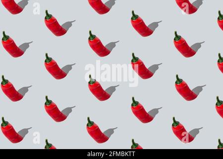 Nahtloses Muster aus roten Chilischoten auf hellgrauem Hintergrund. Isometrisches Layout. Stockfoto