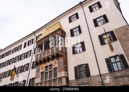 Innsbruck, Österreich - Februar 8 2021: Goldenes Dachl oder Goldenes Dachl in Tirol, ein spätgotischer Alkovenbalkon mit vergoldeten Fliesen Stockfoto