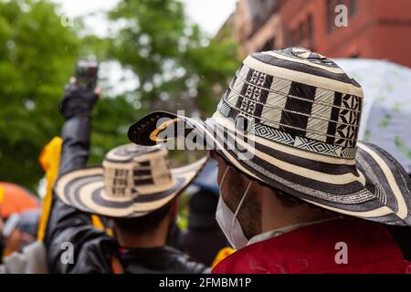 Washington DC, USA. Mai 2021. Männer tragen traditionelle Hüte bei einem Protest gegen die gewalttätige, unverhältnismäßige Reaktion der kolumbianischen Regierung auf friedliche Proteste unbewaffneter Bürger über Steuern, Gleichheit und Reaktion auf die Coronavirus-Pandemie. Kredit: Allison Bailey/Alamy Live Nachrichten Stockfoto
