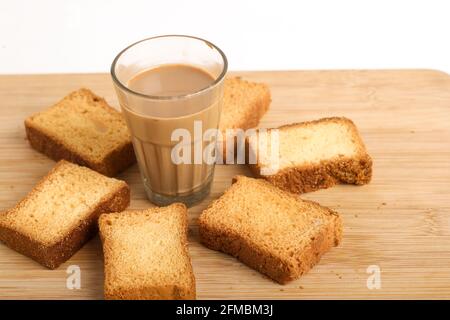 rusk mit einer Tasse Tee mit Holzhintergrund Stockfoto