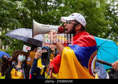 Washington DC, USA. Mai 2021. Ein Mann feuert die Menge während eines Protests gegen die gewalttätige, unverhältnismäßige Reaktion der kolumbianischen Regierung auf friedliche Proteste unbewaffneter Bürger über Steuern, Gleichheit und Reaktion auf die Coronavirus-Pandemie an. Kredit: Allison Bailey/Alamy Live Nachrichten Stockfoto