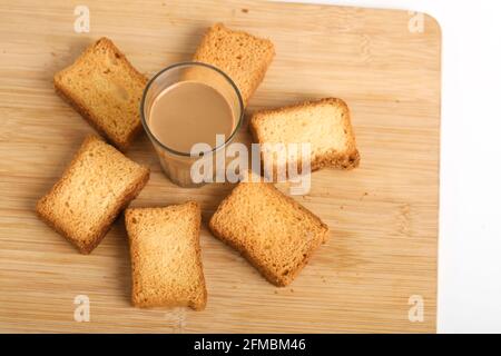 rusk mit einer Tasse Tee mit Holzhintergrund Stockfoto