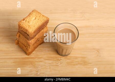 rusk mit einer Tasse Tee mit Holzhintergrund Stockfoto