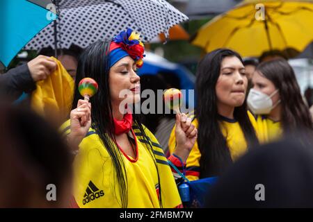 Washington DC, USA. Mai 2021. Eine Frau jubelt über einen Protest gegen die gewalttätige, unverhältnismäßige Reaktion der kolumbianischen Regierung auf friedliche Proteste unbewaffneter Bürger über Steuern, Gleichheit und Reaktion auf die Coronavirus-Pandemie. Kredit: Allison Bailey/Alamy Live Nachrichten Stockfoto