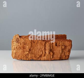 Stück altes Holz auf grauem Hintergrund Stockfoto