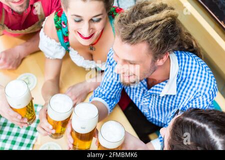 Freunde in traditioneller bayerischer Tracht in Restaurant oder Pub trinken Bier in Bayern, Deutschland Stockfoto