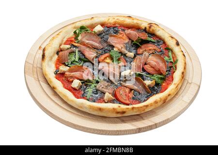 Köstliche Pizza mit Mozzarella, Tintenfisch Tinte, serviert auf einem Holzteller isoliert auf weißem Hintergrund. Konzept für Werbeflyer und Poster für Stockfoto