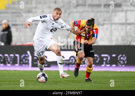 Burak Yilmaz, der türkische Stürmer von Lille, kämpft am 7. Mai 2021 mit dem französischen Mittelfeldspieler Yannick Cahuzac von Lens (RCL) und Lille (LOSC) im französischen Lens um den Ball. Foto von Julie Sebadelha/ABACAPRESS.COM Stockfoto