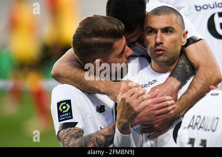 Burak Yilmaz, der türkische Stürmer von Lille, feiert am 7. Mai 2021 ein Tor beim Fußballspiel der französischen Ligue 1 zwischen Lens (RCL) und Lille (LOSC) in Lens, Frankreich. Foto von Julie Sebadelha/ABACAPRESS.COM Stockfoto