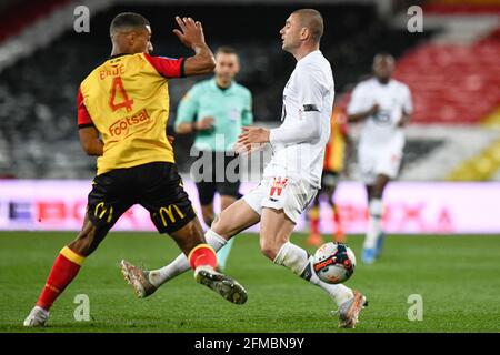 Der türkische Stürmer Burak Yilmaz aus Lille kämpft am 7. Mai 2021 mit Lens' französischem Verteidiger Loic Bade während des Fußballspiels der französischen Ligue 1 zwischen Lens (RCL) und Lille (LOSC) in Lens, Frankreich, um den Ball. Foto von Julie Sebadelha/ABACAPRESS.COM Stockfoto