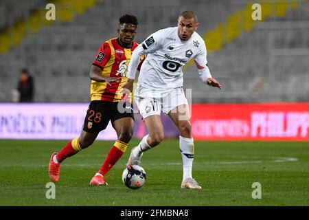Burak Yilmaz, der türkische Stürmer von Lille, kämpft am 7. Mai 2021 mit dem Mittelfeldspieler Cheick Doucoure von Lens Malian während des Fußballspiels der französischen Ligue 1 zwischen Lens (RCL) und Lille (LOSC) in Lens, Frankreich, um den Ball. Foto von Julie Sebadelha/ABACAPRESS.COM Stockfoto