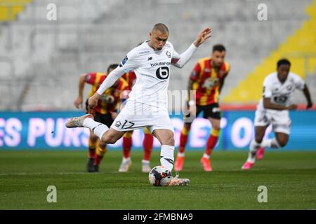 Burak Yilmaz, der türkische Stürmer von Lille, schießt am 7. Mai 2021 beim Fußballspiel der französischen Ligue 1 zwischen Lens (RCL) und Lille (LOSC) in Lens, Frankreich, einen Elfmeter aus und schießt ein Tor. Foto von Julie Sebadelha/ABACAPRESS.COM Stockfoto