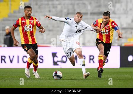 Burak Yilmaz, der türkische Stürmer von Lille, kämpft am 7. Mai 2021 mit dem französischen Mittelfeldspieler Yannick Cahuzac von Lens (RCL) und Lille (LOSC) im französischen Lens um den Ball. Foto von Julie Sebadelha/ABACAPRESS.COM Stockfoto
