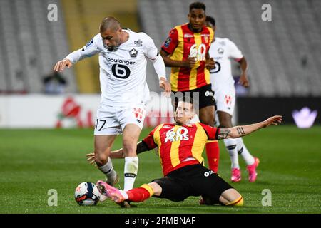 Der türkische Stürmer Burak Yilmaz aus Lille kämpft am 7. Mai 2021 mit dem französischen Lens-Verteidiger Clement Michelin beim Fußballspiel der französischen Ligue 1 zwischen Lens (RCL) und Lille (LOSC) in Lens, Frankreich, um den Ball. Foto von Julie Sebadelha/ABACAPRESS.COM Stockfoto