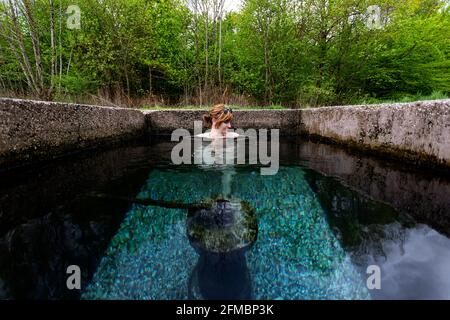 Frau, die sich im heißen Frühling im Freien entspannt Stockfoto