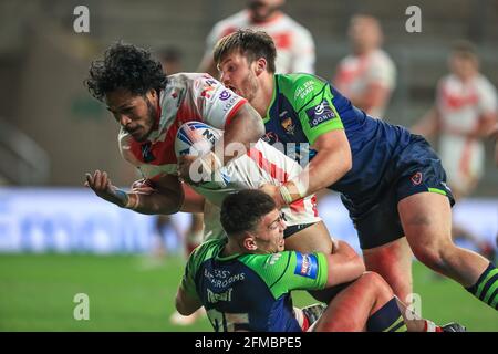 Agnatius Paasi (17) aus St. Helens wird von Owen angegangen Forelle (25) von Huddersfield Giants und Joe Greenwood (15) von Huddersfield Giants Stockfoto