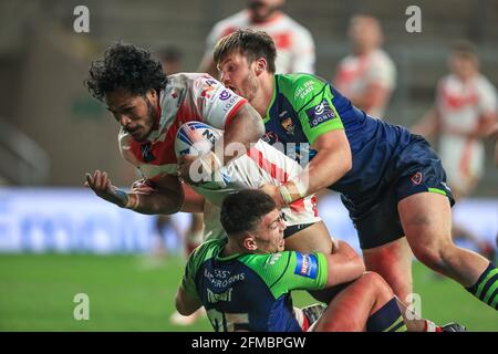 Leeds, Großbritannien. Mai 2021. Agnatius Paasi (17) aus St. Helens wird am 5/7/2021 von Owen Trout (25) aus Huddersfield Giants und Joe Greenwood (15) aus Huddersfield Giants in Leeds, Großbritannien, angegangen. (Foto von Mark Cosgrove/News Images/Sipa USA) Quelle: SIPA USA/Alamy Live News Stockfoto