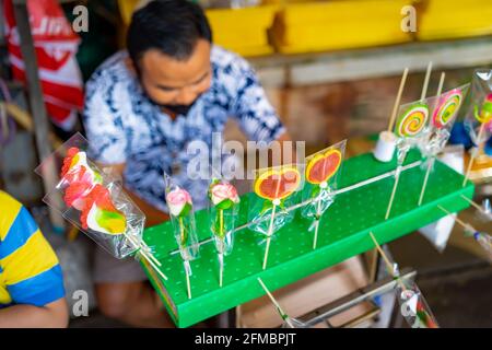 Asiatische Vintage Süßigkeiten im Herzen, Kreis Twist, Rose und Fußabdruck Form. Es wird auf den Schaum geklebt, der vor dem Frischmarkt zum Verkauf steht. Stockfoto