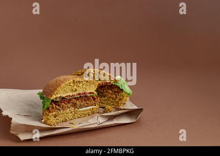 Vegetarischer Burger im Schnitt auf der Papiertüte auf Das Bastelpapier Stockfoto