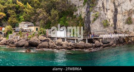 Schöner Felsenliegeplatz von Punta Chiappa in der Nähe von Portofino in Ligurien Mit Seeweg horizontalen italien Hintergrund Stockfoto