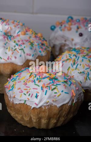 Drei Osterkuchen mit weißer Glasur und Dekorationen Stockfoto