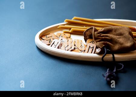 Modernes, minimales Stillleben mit Runen und Tarot-Karten auf dem Tisch. Magisches Ritual, esoterischer und okkulter Hintergrund mit Kopierraum. Zukunftskonzept lesen. Stockfoto