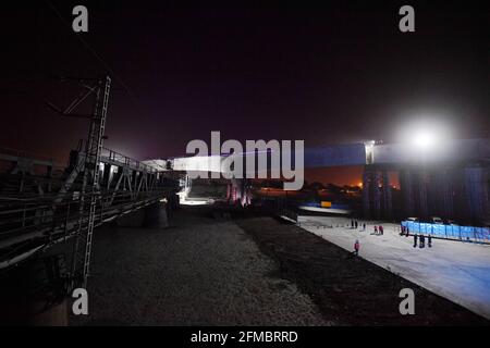 Peking, China. Mai 2021. Das Foto vom Anfang Mai 8, 2021 zeigt die Baustelle einer Drehbrücke entlang der Peking-Guangzhou-Bahn des Erweiterungsprojekts des Bahnhofs Fengtai in Peking, der Hauptstadt Chinas. Der Träger dieser Schwenkbrücke drehte sich am Samstag um 33 Grad gegen den Uhrzeigersinn in seine Zielposition, was bis Ende dieses Jahres einen soliden Boden für den Abschluss des Erweiterungsprojekts legte. Quelle: Zhang Chenlin/Xinhua/Alamy Live News Stockfoto