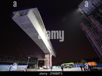 Peking, China. Mai 2021. Das Foto vom Anfang Mai 8, 2021 zeigt die Baustelle einer Drehbrücke entlang der Peking-Guangzhou-Bahn des Erweiterungsprojekts des Bahnhofs Fengtai in Peking, der Hauptstadt Chinas. Der Träger dieser Schwenkbrücke drehte sich am Samstag um 33 Grad gegen den Uhrzeigersinn in seine Zielposition, was bis Ende dieses Jahres einen soliden Boden für den Abschluss des Erweiterungsprojekts legte. Quelle: Zhang Chenlin/Xinhua/Alamy Live News Stockfoto