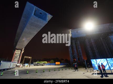 Peking, China. Mai 2021. Das Foto vom Anfang Mai 8, 2021 zeigt die Baustelle einer Drehbrücke entlang der Peking-Guangzhou-Bahn des Erweiterungsprojekts des Bahnhofs Fengtai in Peking, der Hauptstadt Chinas. Der Träger dieser Schwenkbrücke drehte sich am Samstag um 33 Grad gegen den Uhrzeigersinn in seine Zielposition, was bis Ende dieses Jahres einen soliden Boden für den Abschluss des Erweiterungsprojekts legte. Quelle: Zhang Chenlin/Xinhua/Alamy Live News Stockfoto