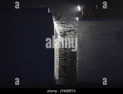 Peking, China. Mai 2021. Das Foto vom Anfang Mai 8, 2021 zeigt die Baustelle einer Drehbrücke entlang der Peking-Guangzhou-Bahn des Erweiterungsprojekts des Bahnhofs Fengtai in Peking, der Hauptstadt Chinas. Der Träger dieser Schwenkbrücke drehte sich am Samstag um 33 Grad gegen den Uhrzeigersinn in seine Zielposition, was bis Ende dieses Jahres einen soliden Boden für den Abschluss des Erweiterungsprojekts legte. Quelle: Zhang Chenlin/Xinhua/Alamy Live News Stockfoto