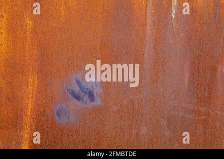 Flache, trockene, orange verrostete Eisenoberfläche, Nahaufnahme von Hintergrund und Textur Stockfoto