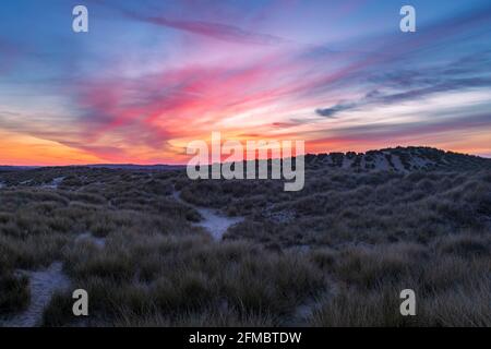 Farbenfrohe, lebhafte Sonnenuntergänge während der blauen Stunde über den Dünen Von Camber Sands East Sussex Südostengland Stockfoto