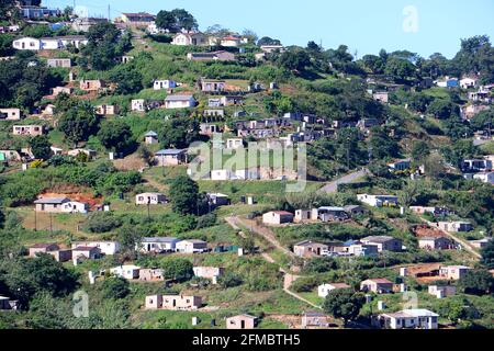 Arme ländliche südafrikanische Siedlung auf einem Hügel in KwaZulu Natal Stockfoto