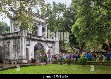 Glockenturm und Eingang, Rückansicht, konfuzianischer Tempel, Văn Miếu, aka Tempel der Literatur, Hanoi, Vietnam Stockfoto