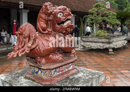 Keramiklöwen auf Sockel mit Bonsai-Bäumen vierter Innenhof, während der Abschlussfeier, Konfuzianischer Tempel, Văn Miếu, aka Tempel der Literatur, Hanoi, V. Stockfoto