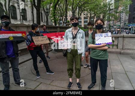 New York, Usa. Mai 2021. Mitglieder des Extinction Rebellion veranstalteten am 7. Mai 2021 eine Kundgebung und einen marsch, um den Bau der Linie 3 von der 5th Avenue zur 6th Avenue in New York zu stoppen. Die Demonstranten demonstrieren gegen den Bau der Linie 3, die Öl von Kanada nach Wisconsin umfüllen soll. Sie inszenierten eine Performance mit einer Simulation einer gebrochenen Pipeline und verschütteten Öl mit schwarzer Farbe. Sie ließen gefälschtes Geld fallen, das den Profit der Banken symbolisiert, um den Bau zu finanzieren. Nach der Kundgebung reinigen sie den Bürgersteig mit sauberem Quellwasser von Farbe. (Foto von Lev Radin/Sipa USA) Quelle: SIPA USA/Alamy Live News Stockfoto