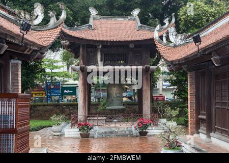 Bronzeglocke im Glockenhaus, fünfter Innenhof, konfuzianischer Tempel, Văn Miếu, aka Tempel der Literatur, Hanoi, Vietnam Stockfoto