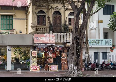 Historisches Gebäude und Geschäfte, Blick auf die Straße in Hanoi, Vietnam Stockfoto