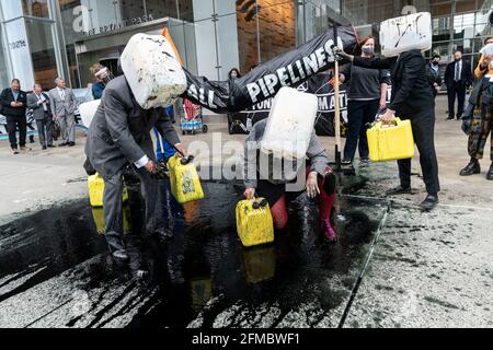 New York, NY - 7. Mai 2021: Die Mitglieder des Extinction Rebellion veranstalteten eine Kundgebung und einen marsch, um den Bau der Linie 3 von der 5th Avenue zur 6th Avenue zu stoppen Stockfoto