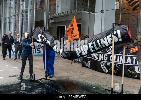 New York, NY - 7. Mai 2021: Die Mitglieder des Extinction Rebellion veranstalteten eine Kundgebung und einen marsch, um den Bau der Linie 3 von der 5th Avenue zur 6th Avenue zu stoppen Stockfoto